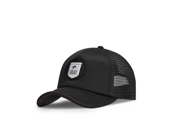 Gorra negra tipo trucker para hombre con diseño elegante y minimalista