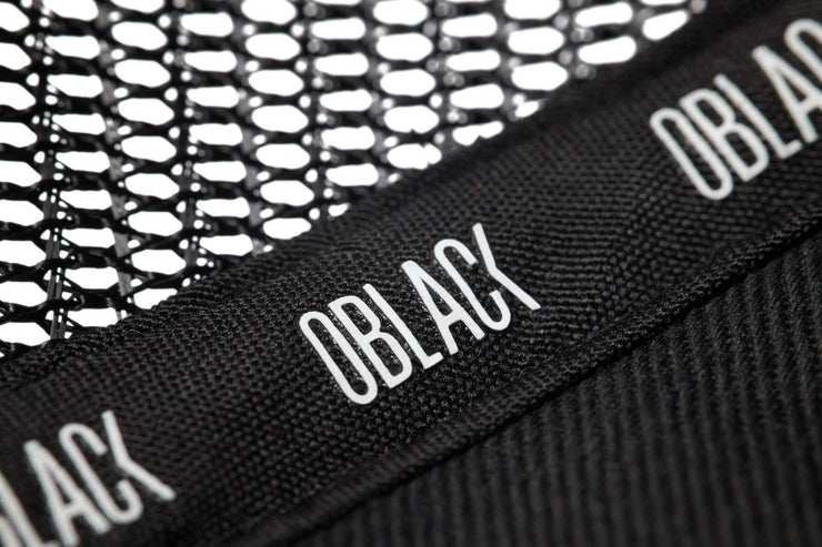 logotipo en 3D impreso sobre las tiras interiores de una gorra para hombre con rejilla negra